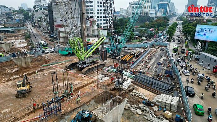 Các cần trục cỡ lớn cùng máy móc chuyên dụng được bố trí tại công trường, phục vụ thi công tường vây sâu khoảng 42 m của ga S3.