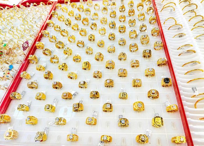 Các mặt hàng vàng nhẫn đa dạng kiểu dáng cho khách hàng lựa chọn. Ảnh: Nguyễn Hoàng/Báo Tin tức và Dân tộc