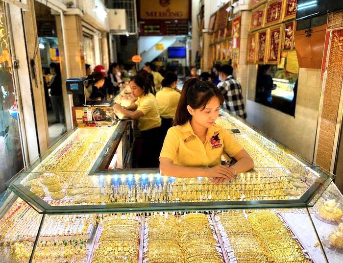 Nguồn cung vàng tại các cửa hàng khá phong phú để phục vụ nhu cầu mua vàng của người dân. Ảnh: Nguyễn Hoàng/Báo Tin tức và Dân tộc