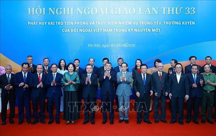 Thủ tướng Lê Minh Hưng với các đại biểu dự Phiên toàn thể Hội nghị Ngoại giao lần thứ 33. Ảnh: Dương Giang/TTXVN