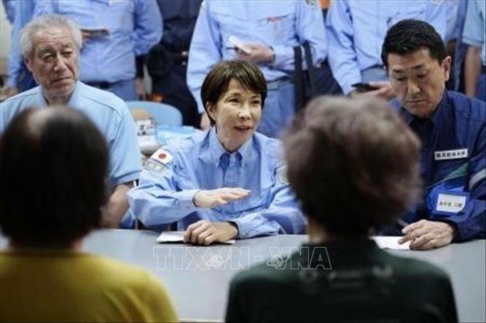 Thủ tướng Nhật Bản Takaichi Sanae (giữa) thăm hỏi người dân tại một điểm sơ tán ở thị trấn Hikawa, tỉnh Kumamoto, ngày 3/8/2026, sau trận động đất mạnh xảy ra ngày 28/7. Ảnh: Kyodo/TTXVN