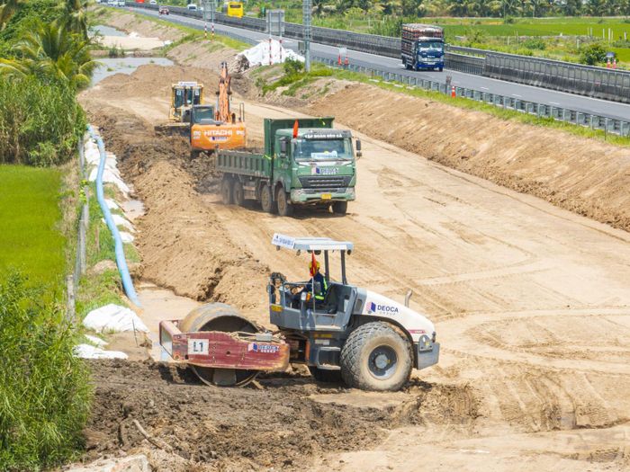 Công nhân thi công đoạn cao tốc giáp ranh giữa tỉnh Tây Ninh và tỉnh Đồng Tháp.