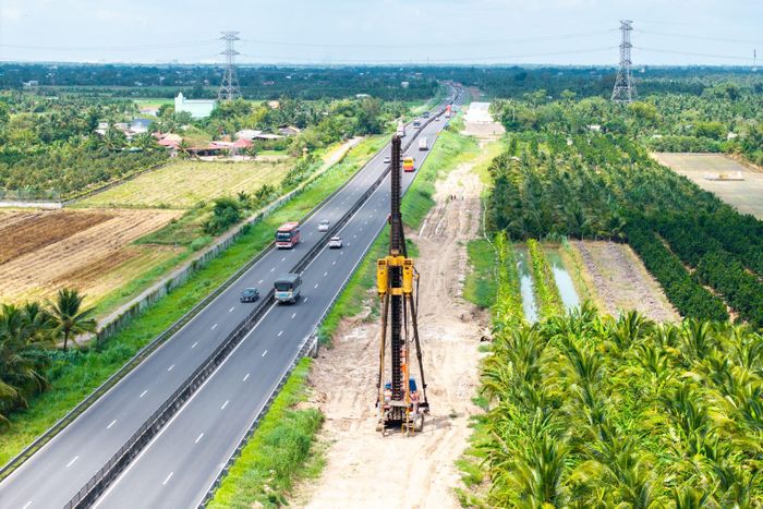 Thiết bị chuyên dụng triển khai giải pháp xử lý nền đất yếu tại khu vực thi công dự án.
