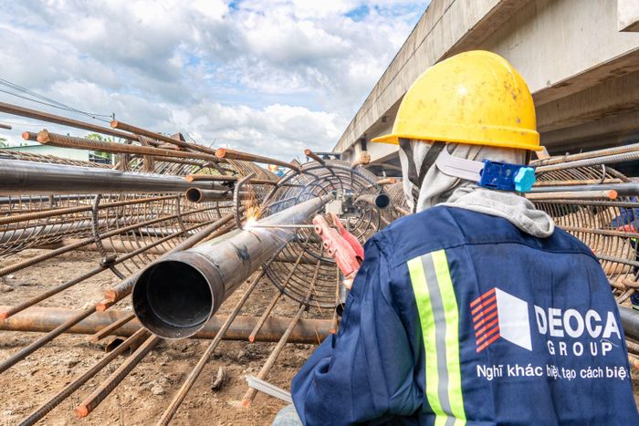 Các kỹ sư bám sát công trường, kịp thời xử lý những vấn đề phát sinh trong quá trình thi công.