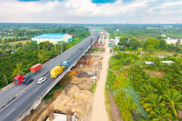 Hàng trăm máy móc, thiết bị được huy động thi công dự án mở rộng cao tốc TP Hồ Chí Minh - Trung Lương - Mỹ Thuận.