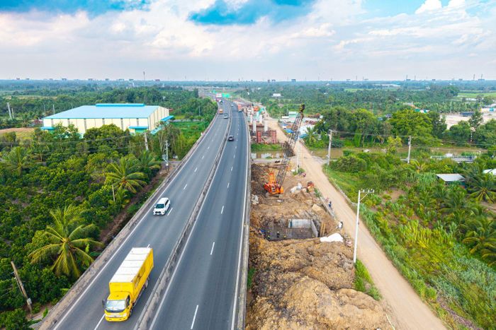 Hàng trăm máy móc được huy động để thi công mở rộng cao tốc TP Hồ Chí Minh - Trung Lương đoạn qua địa phận xã Thủ Thừa (Tây Ninh).