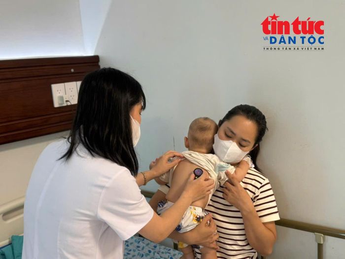 Nhiều trẻ mắc COVID-19 phải nhập viện vì có dấu hiệu cần theo dõi.