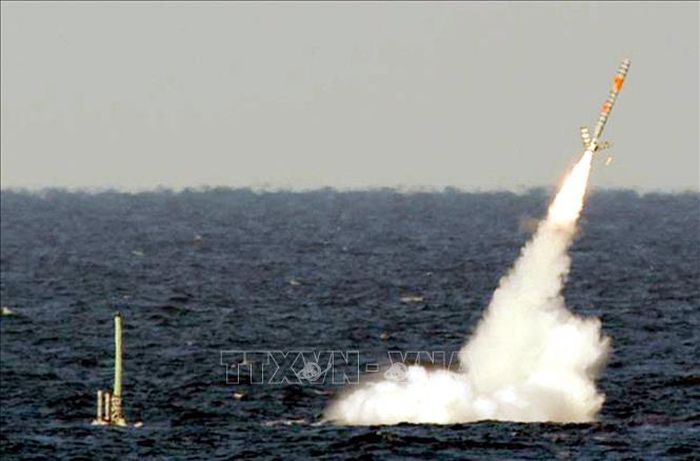 Tên lửa hành trình Tomahawk được phóng từ tàu ngầm ở ngoài khơi Bahamas. Ảnh: AFP/TTXVN (không được phép khai thác, sử dụng bởi bên thứ ba)
