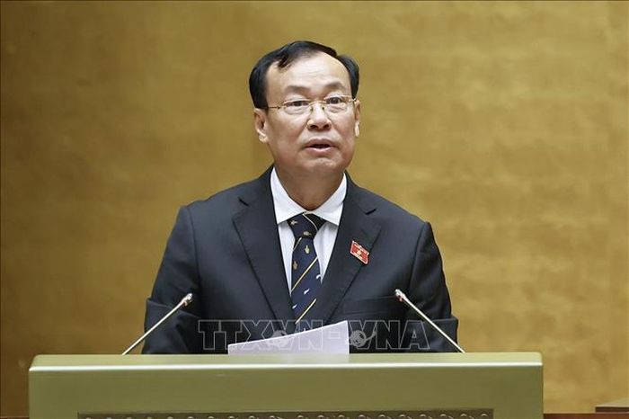 Chủ nhiệm Ủy ban Quốc phòng, An ninh và Đối ngoại của Quốc hội Lê Tấn Tới trình bày báo cáo thẩm tra về 02 dự án: Luật Phòng, chống phổ biến vũ khí hủy diệt hàng loạt; Luật sửa đổi, bổ sung một số điều của 09 luật về quân sự, quốc phòng. Ảnh: Doãn Tấn/TTXVN
