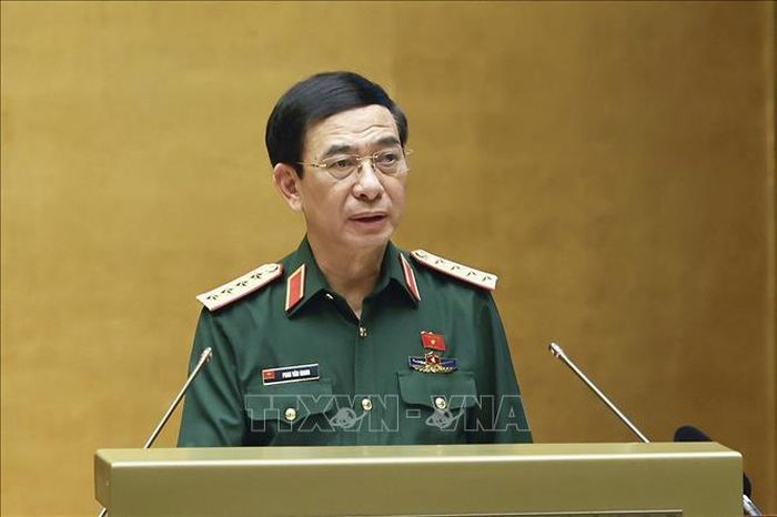 Phó Thủ tướng, Bộ trưởng Bộ Quốc phòng Phan Văn Giang, thừa ủy quyền của Thủ tướng Chính phủ trình bày tờ trình về 02 dự án: Luật Phòng, chống phổ biến vũ khí hủy diệt hàng loạt; Luật sửa đổi, bổ sung một số điều của 09 luật về quân sự, quốc phòng. Ảnh: Doãn Tấn/TTXVN