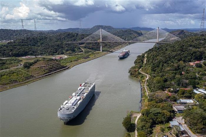 Tàu thuyền di chuyển qua Kênh đào Panama tại Panama City. Ảnh: AFP/TTXVN