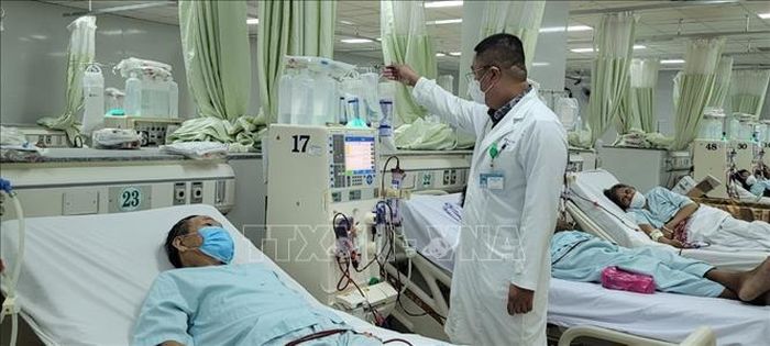 Chăm sóc bệnh nhân tại Khoa Lọc máu, Bệnh viện Bà Rịa. Ảnh tư liệu: Hoàng Nhị/TTXVN
