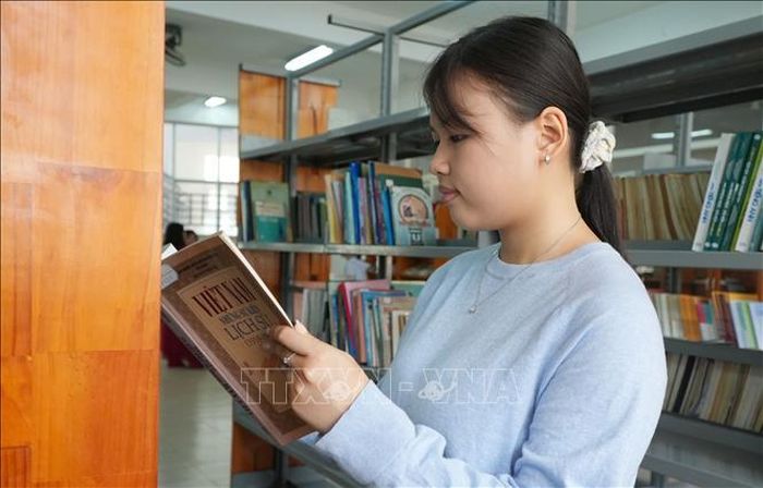 Nguyễn Phan Ngọc Trâm (ngụ phường Trấn Biên, thành phố Đồng Nai) tìm kiếm các thông tin về lịch sử dân tộc từ nhiều nguồn tư liệu chính thống.