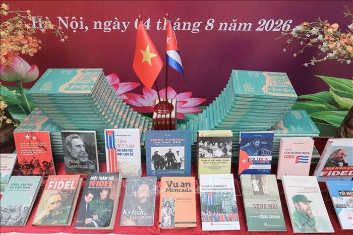 Những cuốn sách, công trình nghiên cứu và tư liệu được lựa chọn tái hiện sinh động cuộc đời, sự nghiệp cách mạng, tư tưởng và những cống hiến to lớn của hai vị lãnh tụ đối với sự nghiệp đấu tranh giành độc lập dân tộc, xây dựng và bảo vệ Tổ quốc được trưng bày tại Triển lãm. Ảnh: Phan Phương/TTXVN