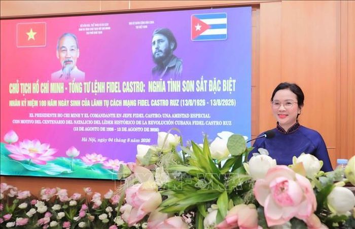 Bà Lê Thị Phượng, Bí thư Đảng ủy, Giám đốc Khu di tích Chủ tịch Hồ Chí Minh tại Phủ Chủ tịch phát biểu. Ảnh: Phan Phương/TTXVN