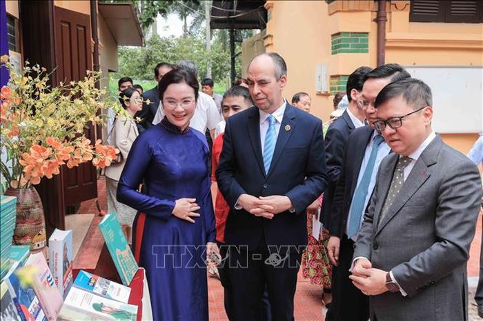 Đại biểu tham quan Triển lãm. Ảnh: Phan Phương/TTXVN