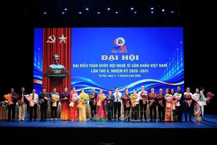 Chúc mừng Ban chấp hành Hội Nghệ sĩ Sân khấu Việt Nam khóa X. Ảnh: Phạm Tuấn Anh/TTXVN