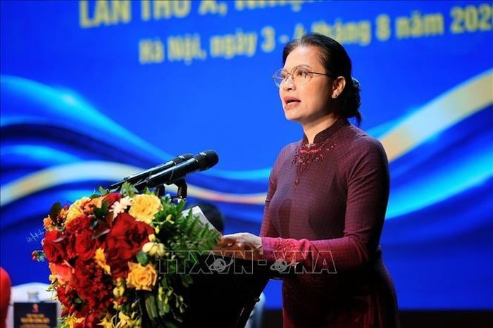 Đồng chí Hà Thị Nga, Ủy viên Trung ương Đảng, Phó Chủ tịch - Tổng Thư ký Ủy ban Trung ương Mặt trận Tổ quốc Việt Nam phát biểu tại Đại hội đại biểu toàn quốc Hội Nghệ sĩ Sân khấu Việt Nam lần thứ X. Ảnh: Phạm Tuấn Anh/TTXVN