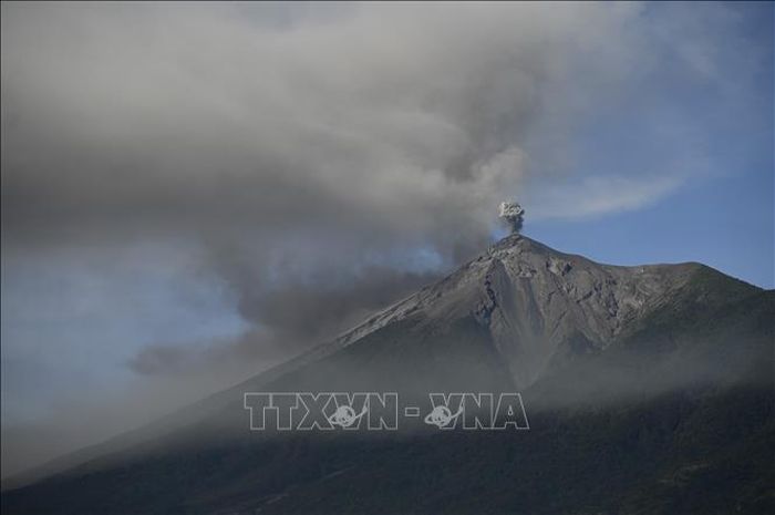 Núi lửa Fuego phun tro bụi. Ảnh tư liệu: AFP/TTXVN