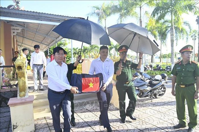 Ngày 3/8/2026, tại Nghĩa trang Liệt sĩ xã Phước Long (tỉnh Cà Mau), Ban Chỉ đạo tìm kiếm, quy tập và xác định danh tính hài cốt liệt sĩ (Ban Chỉ đạo 515) tỉnh Cà Mau tổ chức lễ dâng hương và đưa 535 mẫu sinh phẩm hài cốt liệt sĩ chưa xác định được thông tin đi giám định ADN tại Viện Khoa học hình sự, Bộ Công an. Ảnh: Chanh Đa/TTXVN