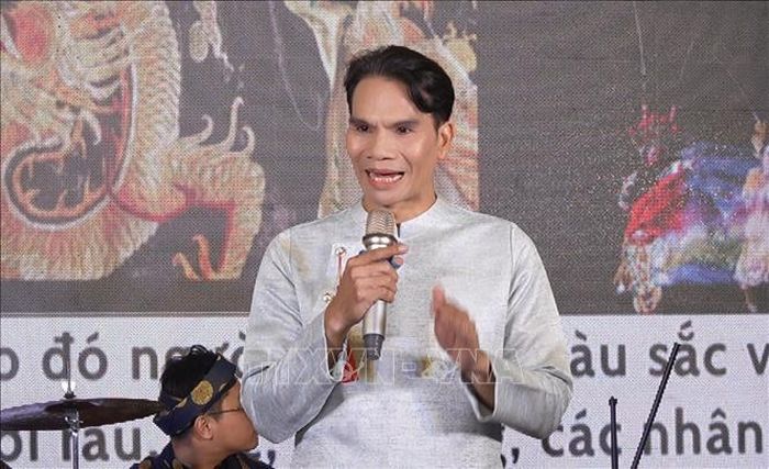 Nghệ sĩ Thanh Bình, Trưởng phòng Tổ chức Biểu diễn Nhà hát Nghệ thuật hát bội TP Hồ Chí Minh chia sẻ về ý nghĩa màu sắc mặt nạ trong hát Bội với khán giả.
