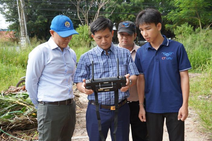 Lãnh đạo xã Bàu Bàng theo dõi dữ liệu bản đồ 3D do UAV thu thập trong quá trình bay thử nghiệm.