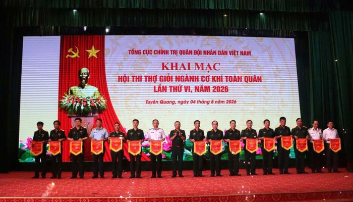 Thượng tướng Lê Quang Minh, Phó Chủ nhiệm Tổng cục Chính trị Quân đội nhân dân Việt Nam trao Cờ lưu niệm tặng đại diện 16 đoàn tham dự Hội thi.