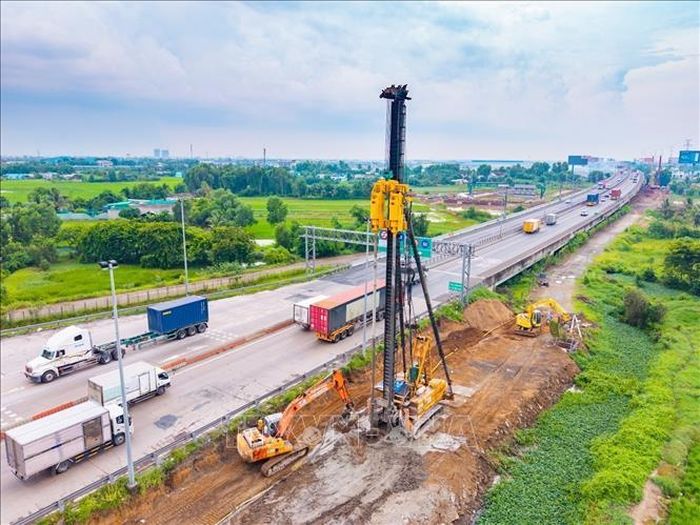 Dự án mở rộng cao tốc TP.Hồ Chí Minh - Trung Lương - Mỹ Thuận huy động hơn 1.000 nhân sự cùng gần 400 thiết bị thi công. Ảnh: TTXVN phát