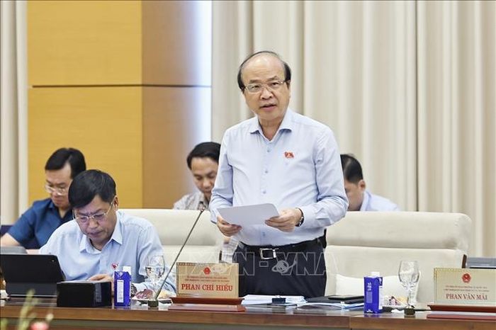 Chủ nhiệm Ủy ban Pháp luật và Tư pháp của Quốc hội Phan Chí Hiếu trình bày tóm tắt báo cáo thẩm tra, đề xuất các vấn đề cần Quốc hội tập trung thảo luận. Ảnh: Doãn Tấn/TTXVN