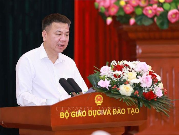 Tổng Biên tập Báo Giáo dục và Thời đại Triệu Ngọc Lâm, Phó Trưởng Ban thường trực Ban Tổ chức thông tin về thể lệ, cơ cấu của giải. Ảnh: Thanh Tùng/TTXVN