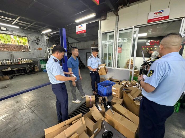 Đội Quản lý thị trường số 1 kiểm tra, phát hiện tại cơ sở kinh doanh có dấu hiệu giả mạo nhãn hiệu nổi tiếng.