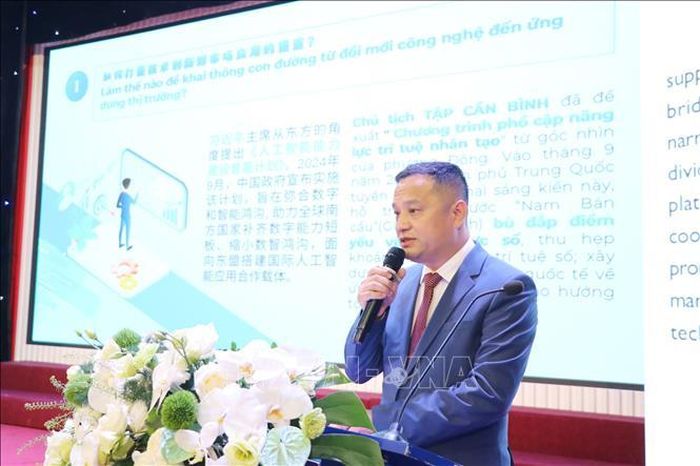 Ông Chu Hậu Nham, kỹ sư trưởng Cục Dữ liệu lớn, Khu tự trị dân tộc Choang, tỉnh Quảng Tây, Trung Quốc trình bày chuyên đề "Ươm tạo ý tưởng đổi mới sáng tạo dựa trên dữ liệu lớn" tại diễn đàn. Ảnh: Mạnh Tú/TTXVN