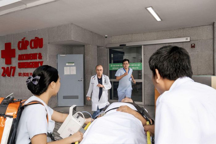 Bệnh nhân được đưa vào khoa cấp cứu bệnh viện. Ảnh: BV