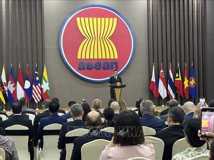 Thủ tướng Thái Lan, Anutin Charnvirakul phát biểu chính sách tại Ban Thư ký ASEAN. Ảnh: Đỗ Quyên/PV TTXVN tại Indonesia