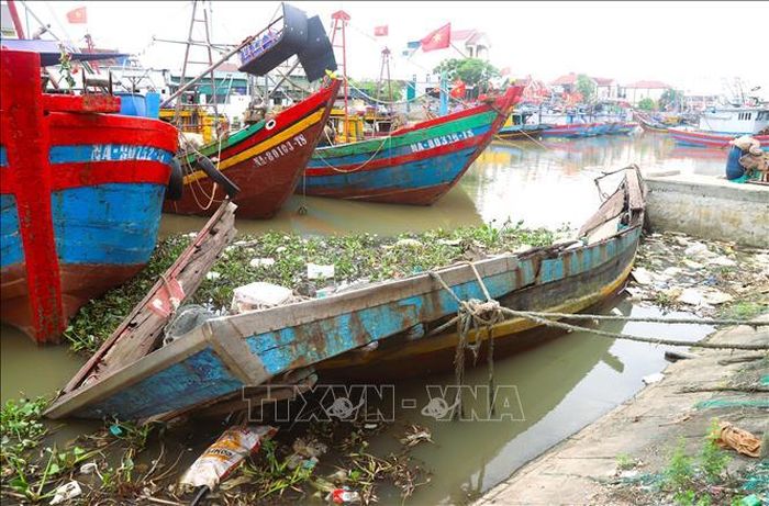 Để giữ những xác tàu, thuyền cá hư hỏng này không trôi ra giữa luồng tuyến, người dân địa phương phải dùng dây thừng cột những xác tàu, thuyền này vào bờ.