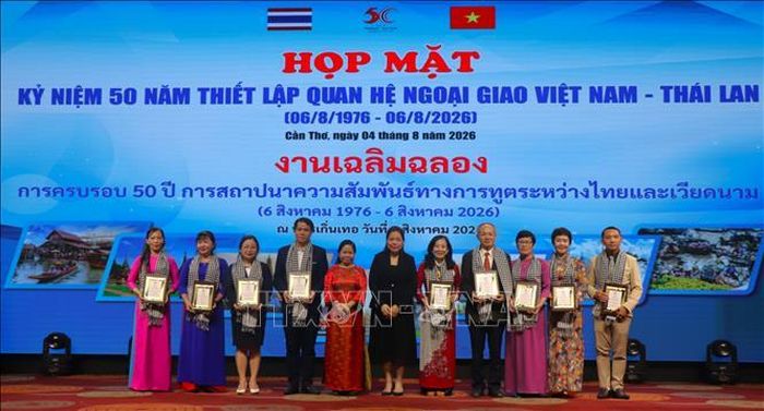 Ban tổ chức trao quà tri ân cho Ban chấp hành Hội Hữu nghị Việt Nam - Thái Lan.