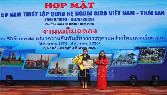 Thường trực Thành ủy Cần Thơ trao hoa và quà lưu niệm cho Tổng Lãnh sự Thái Lan tại TP. Hồ Chí Minh.