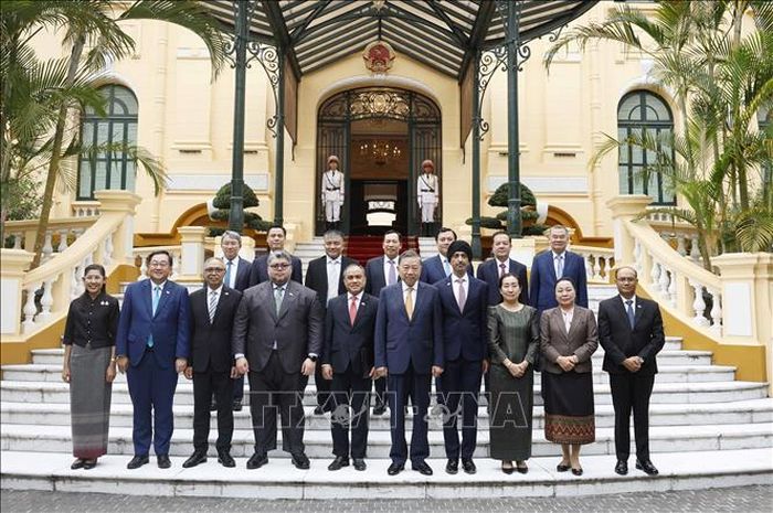 Tổng Bí thư, Chủ tịch nước Tô Lâm và các Đại sứ, Đại biện các nước ASEAN tại Hà Nội. Ảnh: Thống Nhất/TTXVN