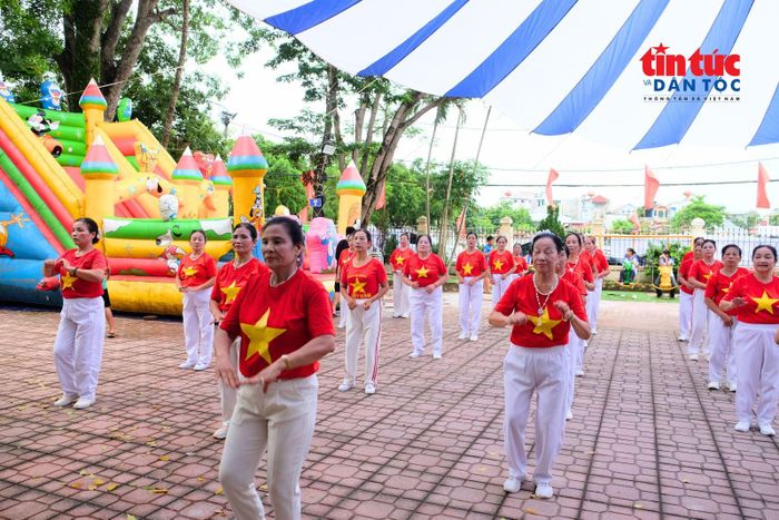 Câu lạc bộ dưỡng sinh hoạt động đều đặn mỗi sáng.