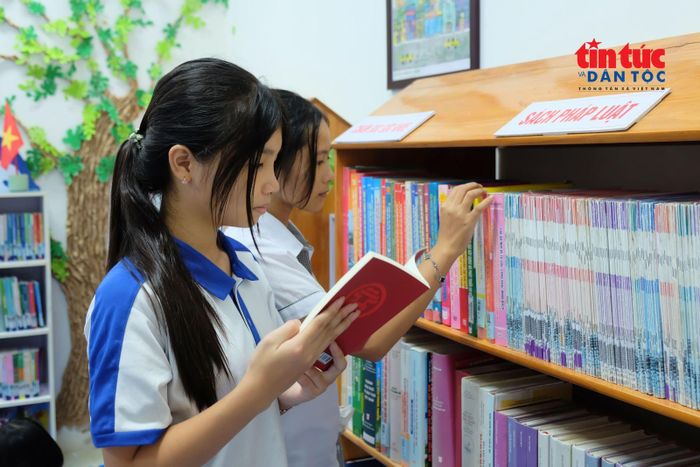 Một góc thư viện với đầu sách phong phú, góp phần thúc đẩy phong trào văn hóa đọc trong cộng đồng.