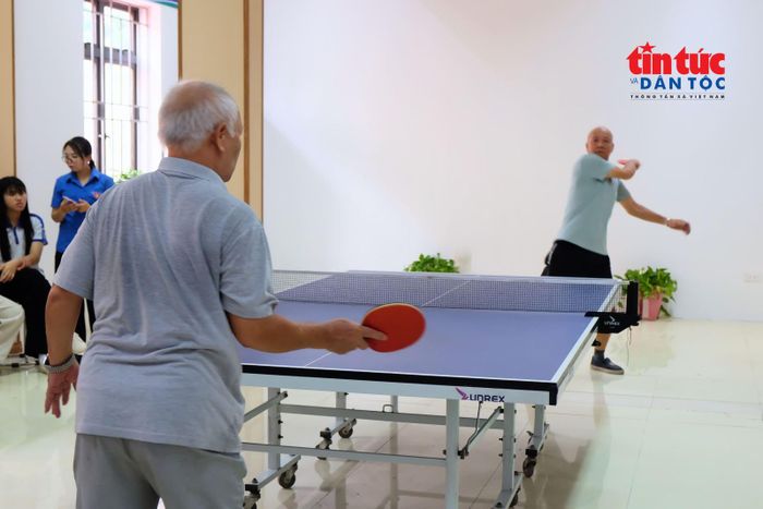 Các cụ ông hào hứng tham gia thi đấu bóng bàn.