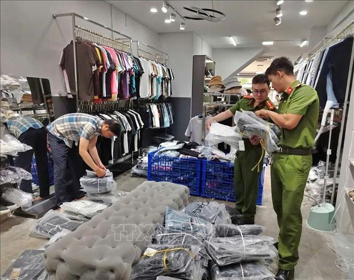 Lực lượng chức năng kiểm tra hàng hóa vi phạm. Ảnh: TTXVN phát