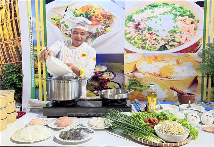 Đầu bếp nấu nước dùng cho món bún quậy Phú Quốc (An Giang).