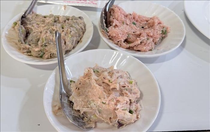 Nguyên liệu làm nên thương hiệu món bún quậy Phú Quốc (An Giang) gồm chả cá thu, chả mực và chả tôm quết nhuyễn.