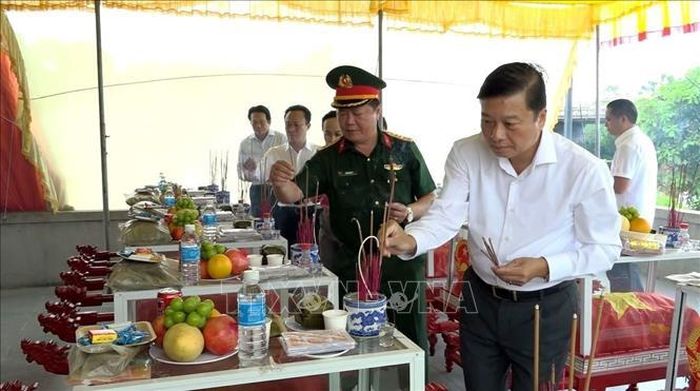 Đoàn công tác do ông Lê Hồng Vinh, Phó Bí thư Tỉnh ủy, Chủ tịch Ủy ban nhân dân tỉnh Quảng Trị làm Trưởng đoàn đến dâng hương, dâng hoa tưởng niệm các Anh hùng liệt sĩ tại Đền thờ Liệt sĩ Trung đoàn 88, Sư đoàn 308.
