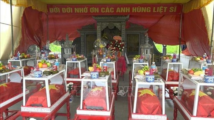 Hiện 13 hài cốt liệt sĩ đã được đưa về quàn và hương khói tại Đền thờ Liệt sĩ Trung đoàn 88, Sư đoàn 308 ở khu vực Câu Nhi, xã Nam Hải Lăng, tỉnh Quảng Trị. Ảnh: TTXVN phát