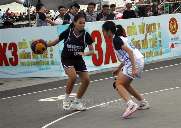 Cầu thủ các đội tranh tài tại giải.