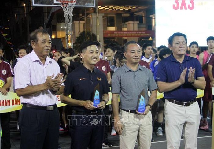Ban tổ chức tặng Kỷ niệm chương cho các đơn vị tài trợ giải.