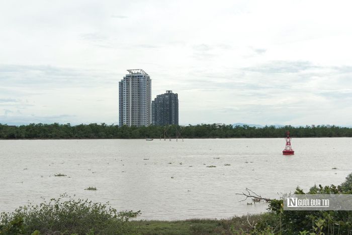 Ngày 3/8, có mặt tại thôn Thống Nhất, xã Đan Hải, tỉnh Hà Tĩnh, phóng viên ghi nhận từ đây vào trung tâm tỉnh Hà Tĩnh đến tận hơn 60km, còn cách tỉnh Nghệ An chỉ một con sông. Vì vậy, chỉ trừ các thủ tục hành chính phải vào tỉnh, người dân xã Đan Hải đều sang Nghệ An giao thương buôn bán.