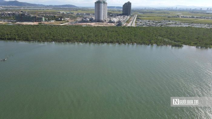 Tuy nhiên, khoảng cách giữa các công trình kết nối hiện hữu còn lớn (khoảng hơn 16 km giữa cầu Bến Thủy 1, Bến Thủy 2 với cầu Cửa Hội), dẫn đến việc phân bố lưu lượng giao thông chưa đồng đều, hạn chế khả năng kết nối trực tiếp giữa các khu vực đô thị, khu dân cư, khu du lịch, dịch vụ của hai tỉnh; chưa khai thác, phát huy đầy đủ tiềm năng phát triển liên kết vùng, giao lưu kinh tế, văn hóa, du lịch và mở rộng không gian đô thị.